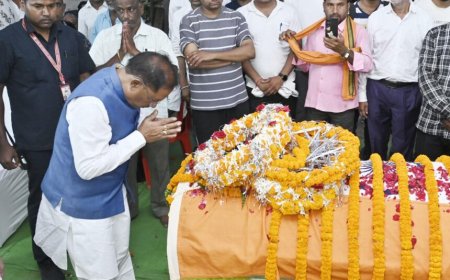 मुख्यमंत्री विष्णु देव साय ने शहीद एएसपी आकाश राव गिरपुंजे को उनके निवास पहुंचकर श्रद्धांजलि दी.