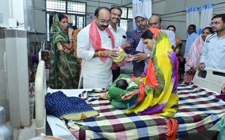 रायपुर : उप मुख्यमंत्री अरुण साव पहुंचे मातृ-शिशु अस्पताल, भर्ती महिलाओं तथा नवजातों के परिजनों से मिलकर सेहत की जानकारी ली