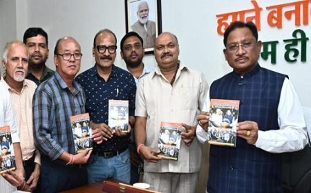 रायपुर : मुख्यमंत्री साय ने छत्तीसगढ़ श्रमजीवी पत्रकार संघ की टेलीफोन डायरेक्टरी का किया विमोचन