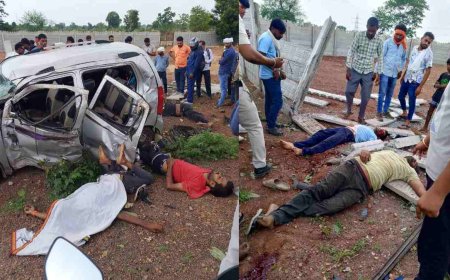 दर्दनाक हादसा : दीवार से टकराई तेज रफ्तार कार, तीन लोगों की मौत, दो की हालत गंभीर, कार के उड़े परखच्चे…..