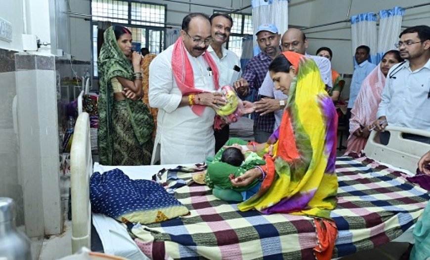 रायपुर : उप मुख्यमंत्री अरुण साव पहुंचे मातृ-शिशु अस्पताल, भर्ती महिलाओं तथा नवजातों के परिजनों से मिलकर सेहत की जानकारी ली