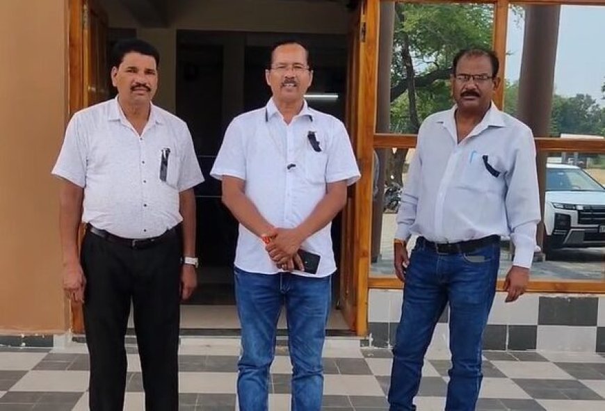 CG NEWS : युक्तियुक्तकरण के विरोध में शिक्षकों का प्रदर्शन, काली पट्टी बांधकर जताया विरोध