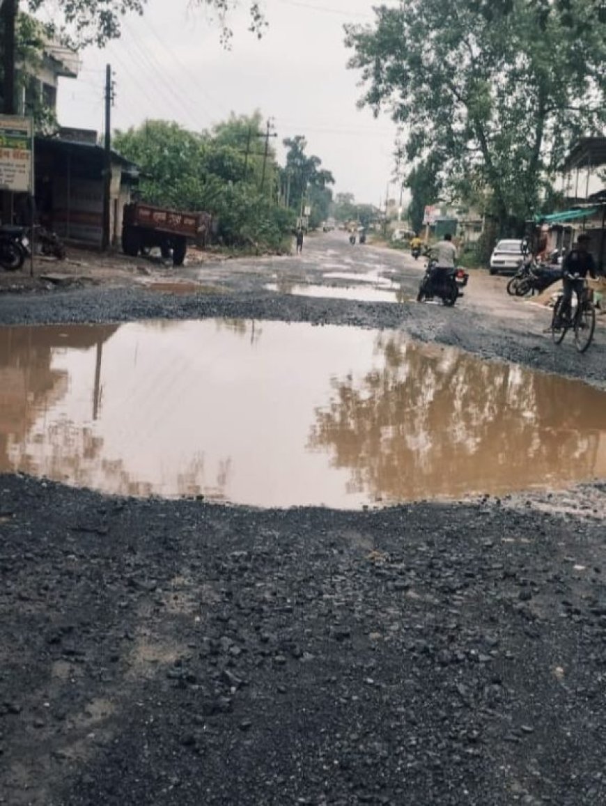 मंत्री ओपी चौधरी के आश्वासन के बाद भी सागरपाली की सड़क मरम्मत नही डबरी में तब्दील हुई मुख्य सड़क