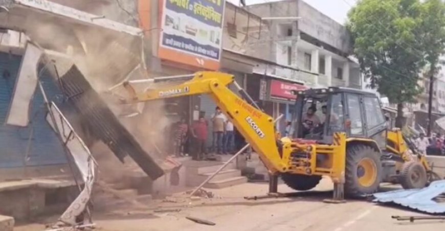 चाय-नाश्ते की आड़ में बिक रहा था गांजा-शराब, पुलिस ने बुलडोजर चलाकर ढहाया अतिक्रमण