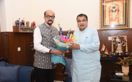 राज्यपाल डेका ने केन्द्रीय सड़क परिवहन एवं राजमार्ग मंत्री गड़करी से की सौजन्य भेंट