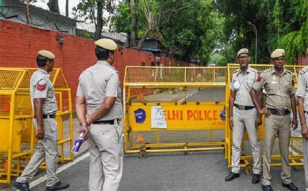 Breaking : दिल्ली के बाद बंगलुरु के 40 स्कूलों को मिली बम से उड़ाने की धमकी, प्रशासन अलर्ट मोड पर, जांच शुरू