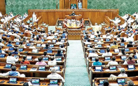 संसद में हंगामा, उपराष्ट्रपति धनखड़ के इस्तीफे पर विपक्ष के सवाल तेज