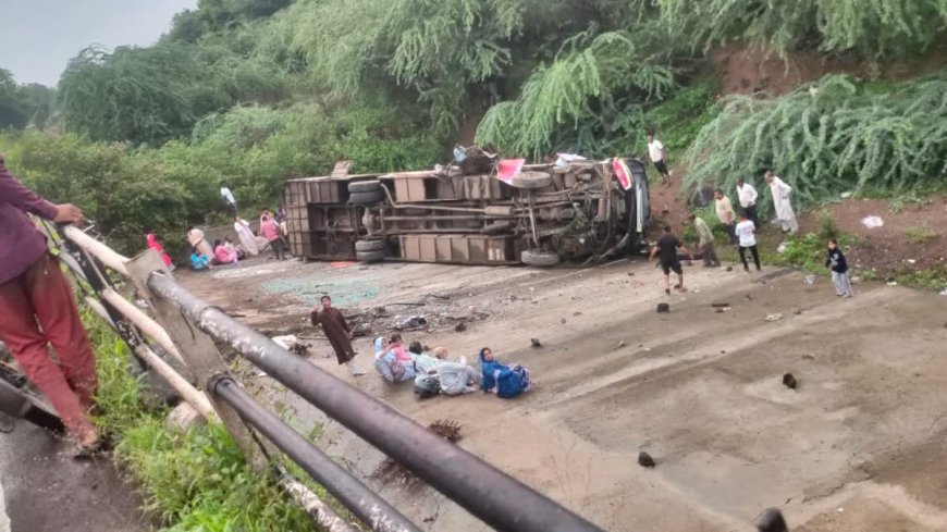 जलगांव बस हादसा: पुल से नदी में गिरी बस, 3 की मौत, 20 घायल