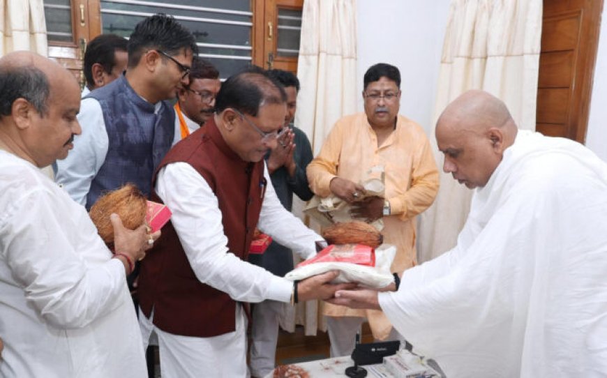 मुख्यमंत्री विष्णु देव साय गुरु पूर्णिमा के अवसर पर रायगढ़ जिले के ग्राम बनोरा स्थित अघोर गुरुपीठ में गुरु दर्शन के लिए पहुंचे