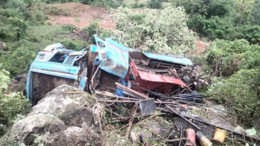 Breaking कवर्धा में दर्दनाक हादसा: बोर वाहन गहरी खाई में गिरी, 4 लोगों की मौत, कई लोग गाडी के नीचे दबे, रेस्क्यू जारी