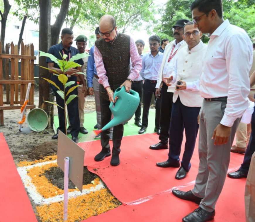 ’राज्यपाल रमेन डेका ने एकलव्य विद्यालय में लगाया आंवला का पौधा, छात्रों से संवाद कर बढ़ाया उत्साह