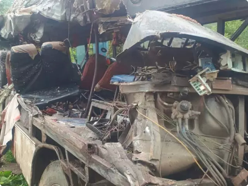 भीषण सड़क हादसा: कांवड़ियों से भरी बस ट्रक से टकराई, 18 की दर्दनाक मौत