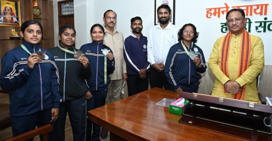 किक बॉक्सिंग पदक विजेता खिलाड़ियों ने मुख्यमंत्री से की मुलाकात