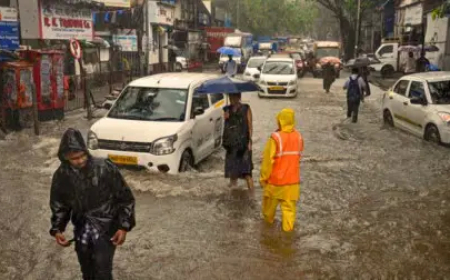 मुंबई में बारिश से जनजीवन अस्त-व्यस्त : बीते 24 घंटे में छह की मौत, हार्बर लाइन पर लोकल ट्रेन सेवाएं 15 घंटे बाद शुरू, एयरलाइन कम्पनी ने जारी की एडवाइजरी
