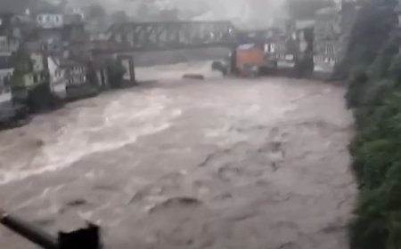 चमोली में बारिश का कहर : ज्योतिर्मठ–मलारी हाईवे पर पुल बहा, सीमांत गांवों का संपर्क टूटा