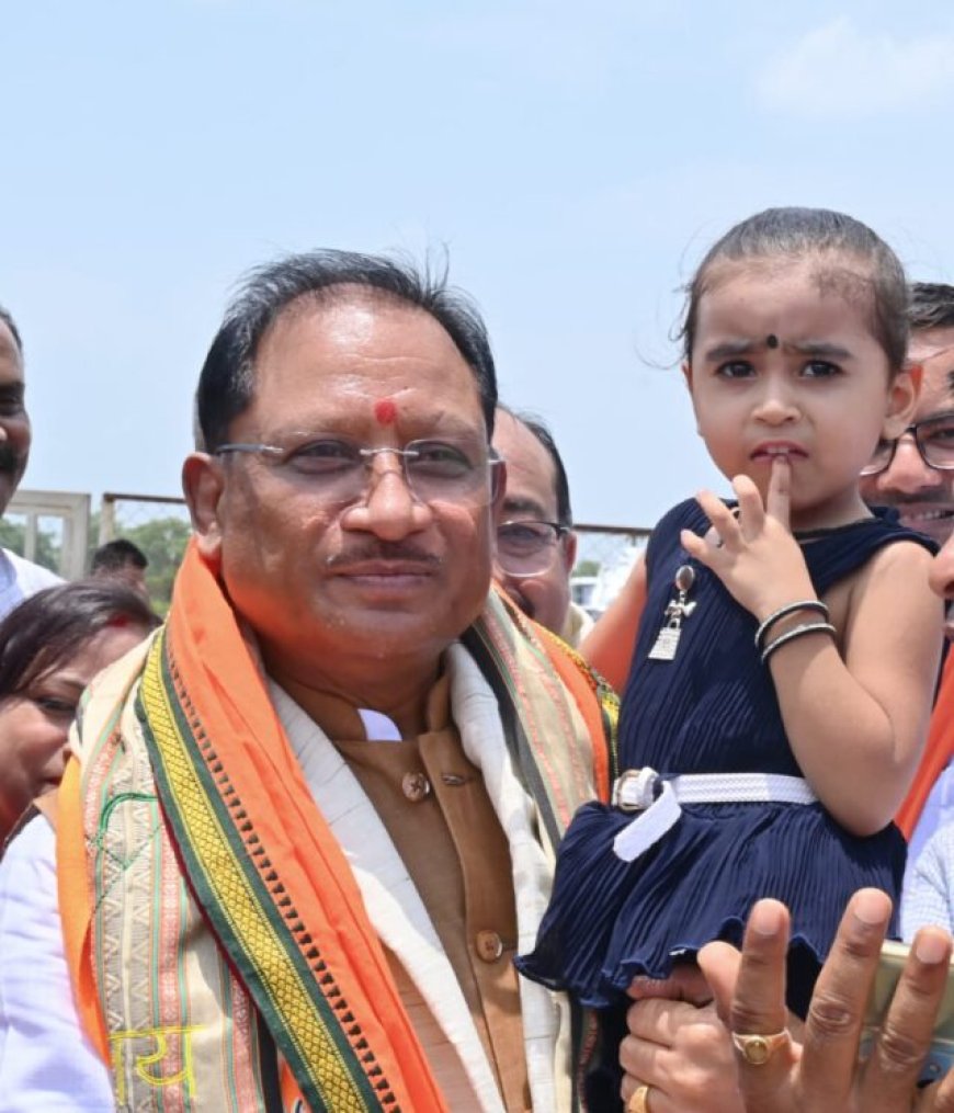 नन्ही सृष्टि को गोद में उठाकर मुख्यमंत्री विष्णु देव साय ने रच दिया अपनत्व और स्नेह का अविस्मरणीय पल नन्ही सृष्टि को गोद में उठाकर