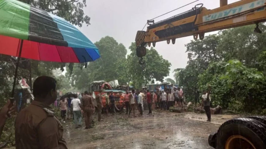 बाराबंकी में भीषण हादसा : बस पर अचानक गिर गया बरगद का पेड़, 5 शिक्षकों समेत 6 की मौत, 17 घायल