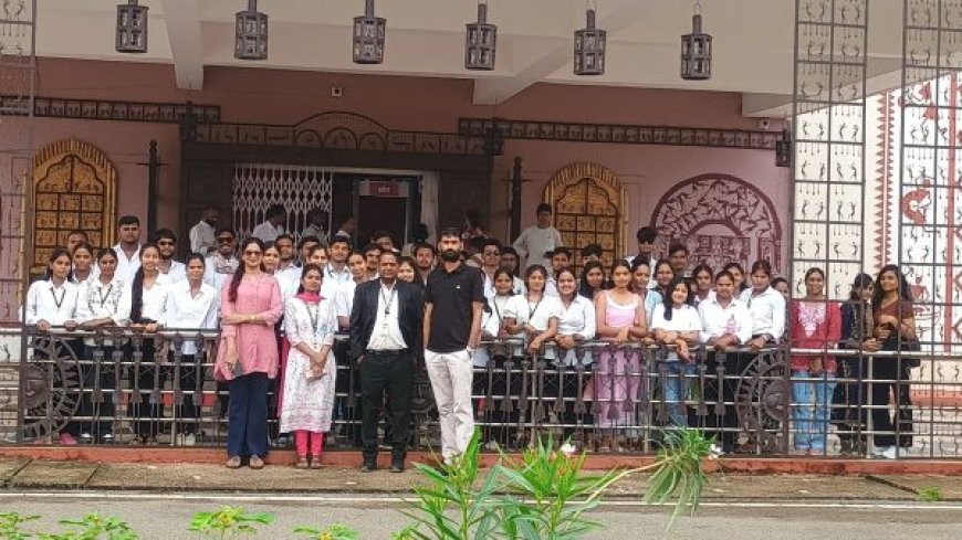 मैट्स विश्वविद्यालय मुख्य परिसर के कला संकाय के विद्यार्थियों ने किया आदिवासी संग्रहालय नया रायपुर का शैक्षणिक भ्रमण