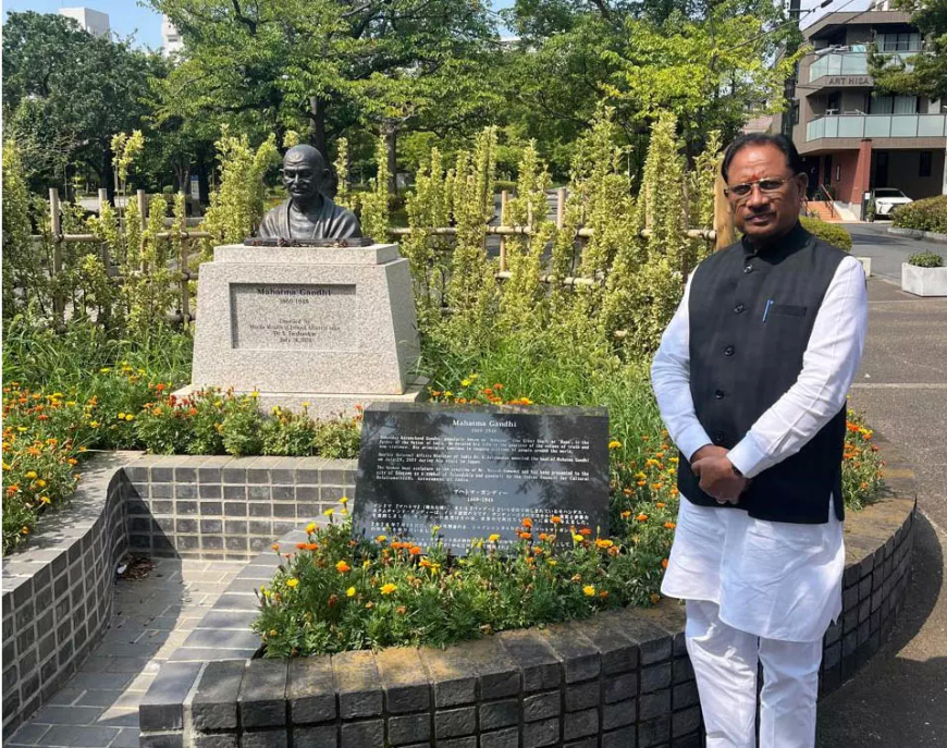 जापान प्रवास में CM विष्णुदेव साय ने टोक्यो में गांधी प्रतिमा को किया नमन