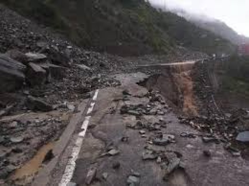 भारी बारिश और भूस्खलन से मचाई तबाही: चंडीगढ़-मनाली एनएच सहित 535 सड़कें ठप