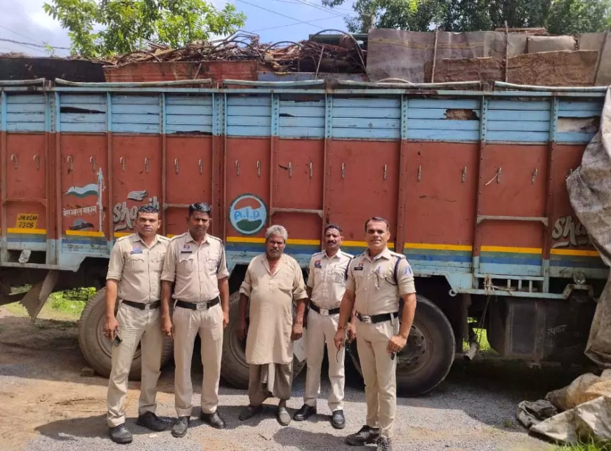 पुलिस की बड़ी कार्रवाई, 23 टन कबाड़ जब्त...चालक गिरफ्तार