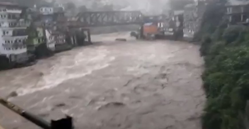 चमोली में बारिश का कहर : ज्योतिर्मठ–मलारी हाईवे पर पुल बहा, सीमांत गांवों का संपर्क टूटा
