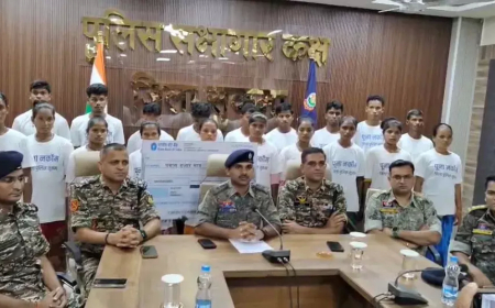 33 लाख के ईनामी समेत 20 नक्सलियों ने किया आत्मसमर्पण, 9 महिलाएं शामिल