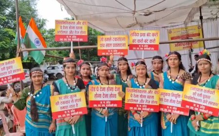 Raipur News: NHM कर्मचारियों का अनूठा प्रदर्शन, छत्तीसगढ़ी गीत गाकर जाहिर की व्यथा