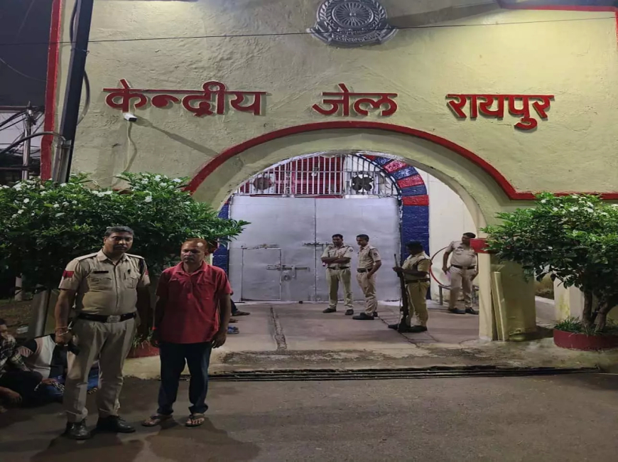 सहकर्मी ने मैनेजर की गर्दन पर हसिया टिकाकर धमकाया, आरोपी गिरफ्तार