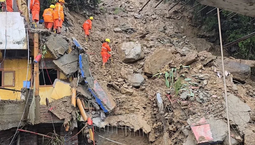 कुल्लू में फिर लैंडस्लाइड : दो मकान आए चपेट में , एक की मौत और तीन को बचाया; अभी कई लोग फंसे