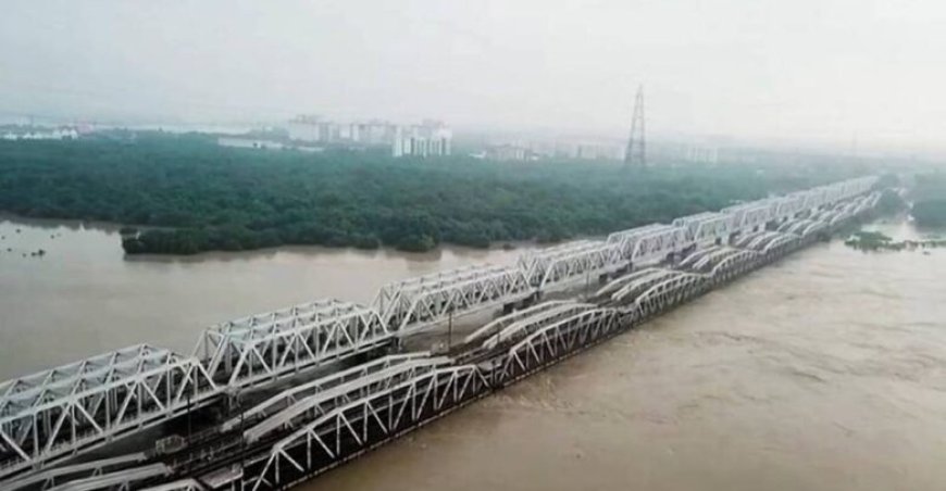 बाढ़ का खतरा: यमुना का जलस्तर खतरे के निशान के पार, निचले इलाकों में घुसा पानी, यातायात ठप