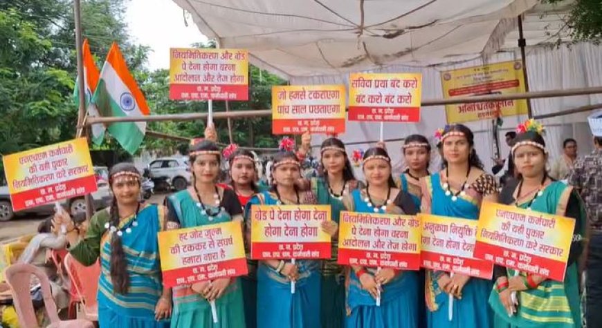 Raipur News: NHM कर्मचारियों का अनूठा प्रदर्शन, छत्तीसगढ़ी गीत गाकर जाहिर की व्यथा